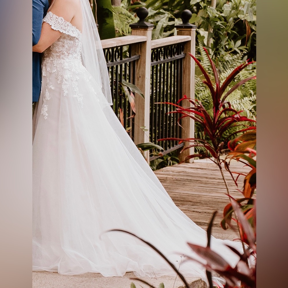 Maggie Sottero Stevie  Size:8 Ivory 2022 wedding dress - Picture 4 of 15